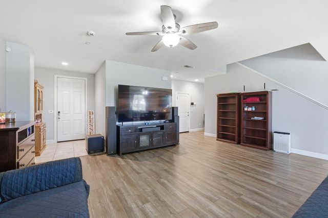 1695 Fantail Street, Tulare, CA 93274