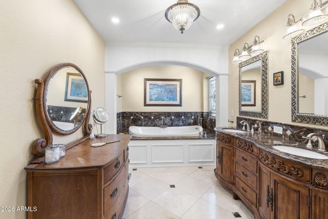 4945 E CHEERY LYNN Road, Phoenix, AZ 85018