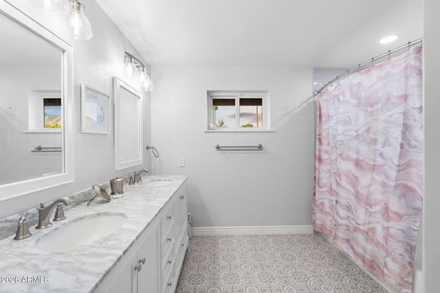 4945 E CHEERY LYNN Road, Phoenix, AZ 85018