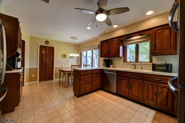 25 Debbie Ct, Wayne Twp., NJ 07470