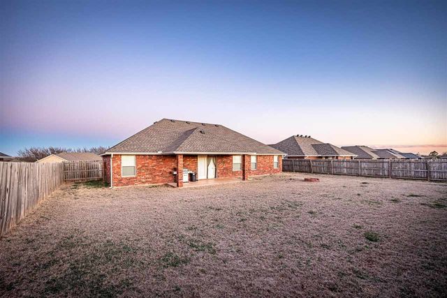 89 NE Deerfield Dr, Elgin, OK 73538