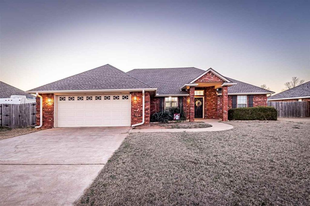 89 NE Deerfield Dr, Elgin, OK 73538