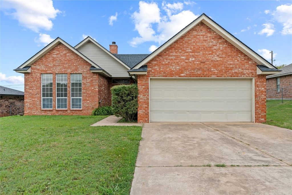 1323 E Oak Street, El Reno, OK 73036