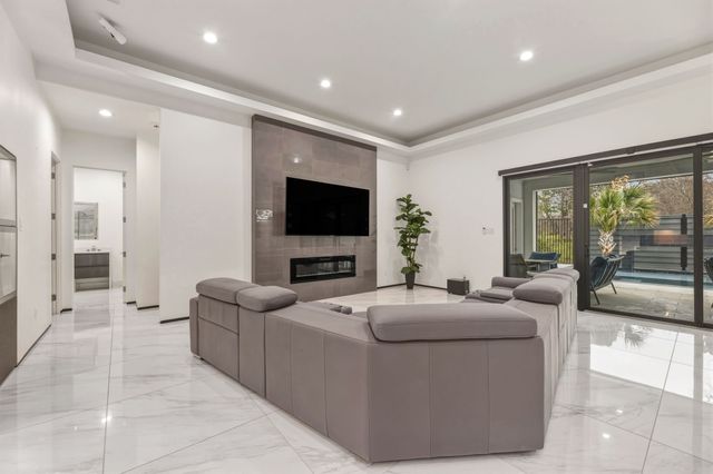 1515 N Fielder Road, Arlington, TX 76012