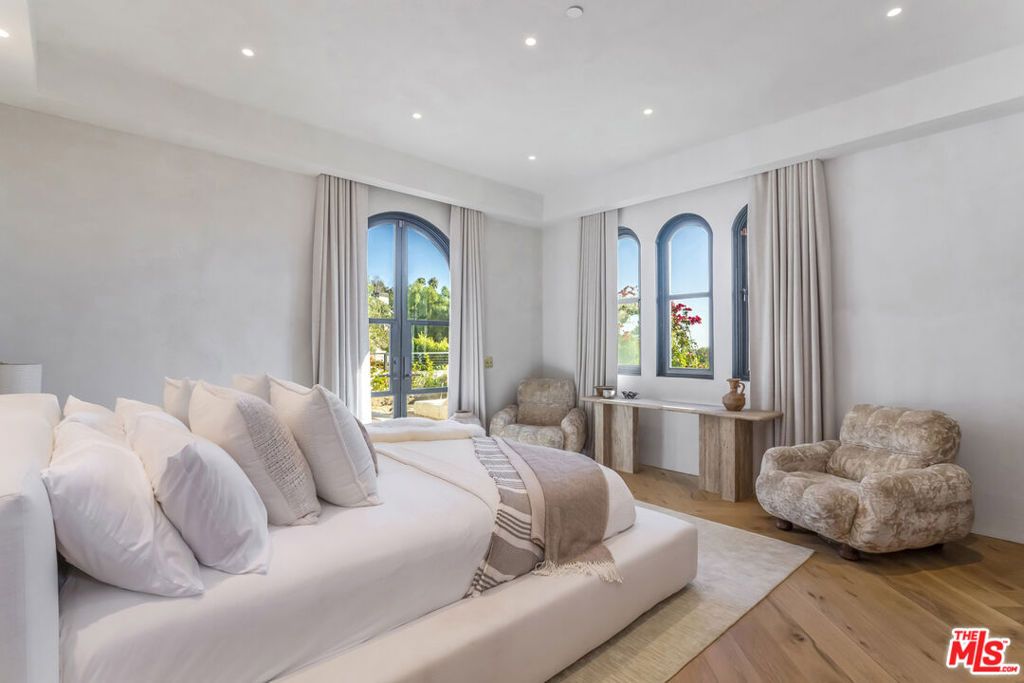 Image 17 of property listing at 30125 Harvester Road, Malibu, CA 90265