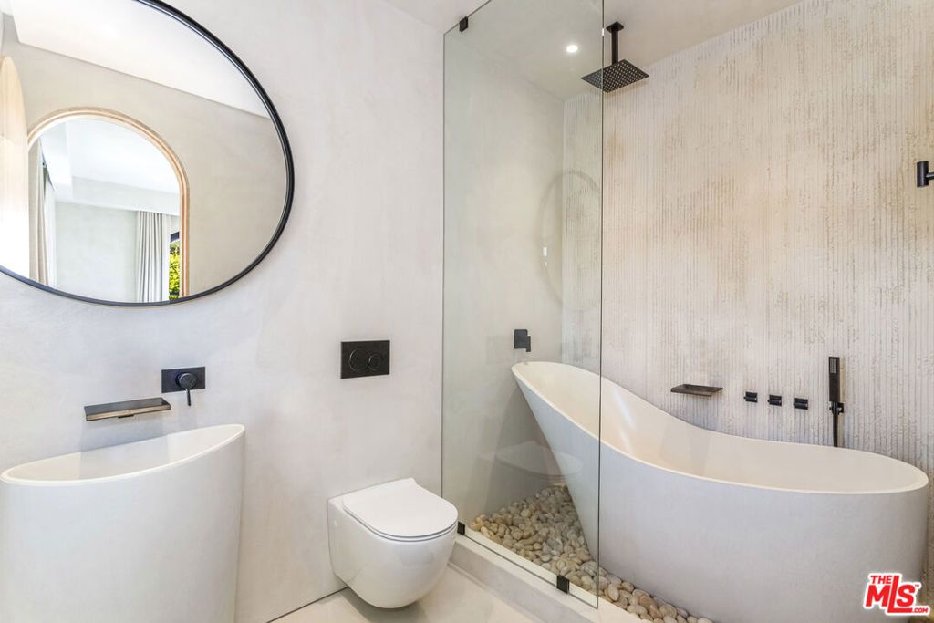 Image 18 of property listing at 30125 Harvester Road, Malibu, CA 90265