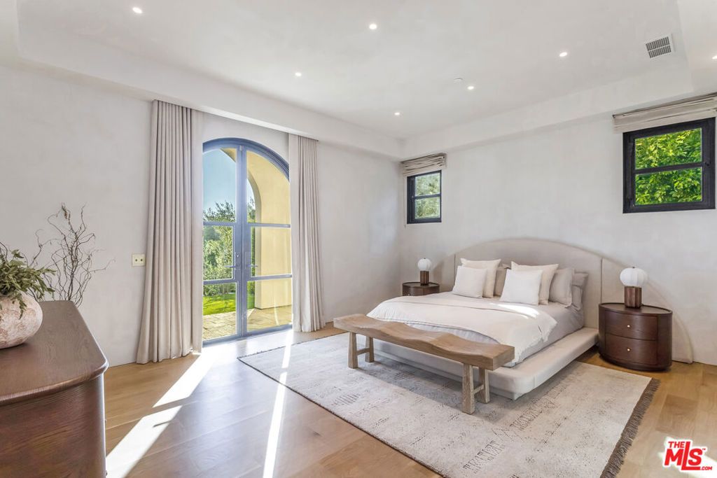 Image 19 of property listing at 30125 Harvester Road, Malibu, CA 90265