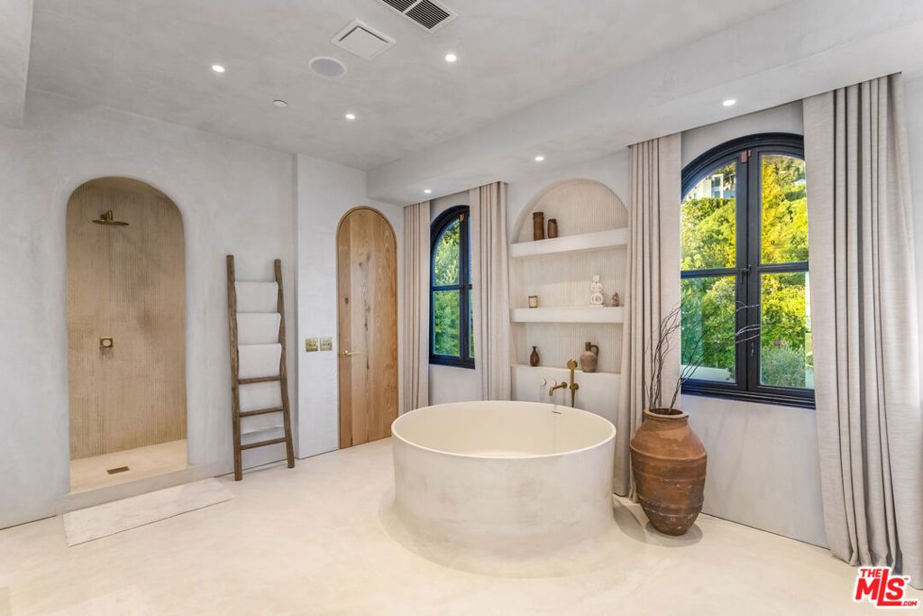 Image 24 of property listing at 30125 Harvester Road, Malibu, CA 90265