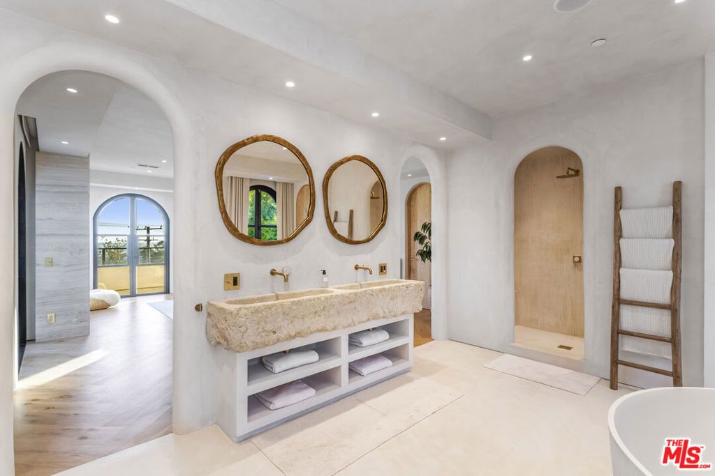 Image 25 of property listing at 30125 Harvester Road, Malibu, CA 90265