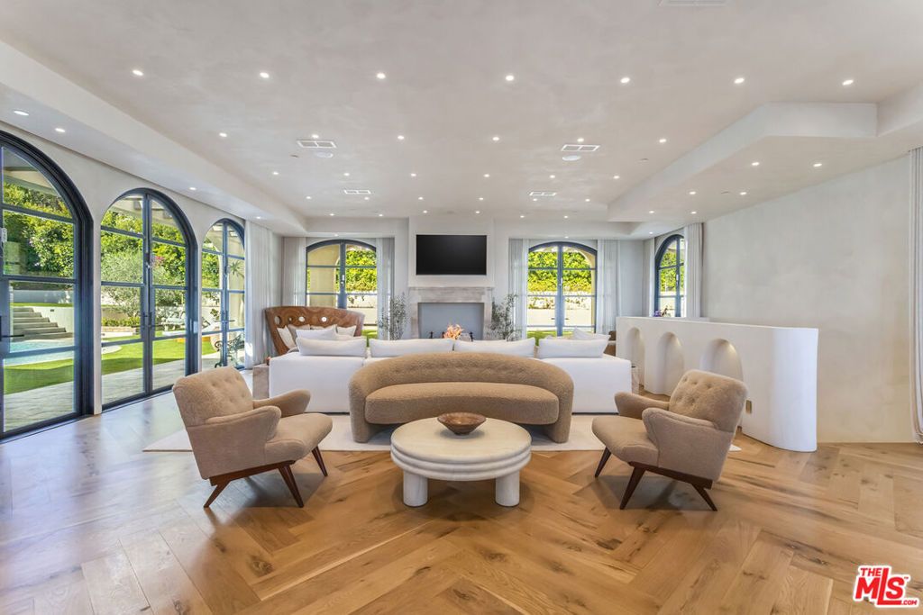 Image 8 of property listing at 30125 Harvester Road, Malibu, CA 90265