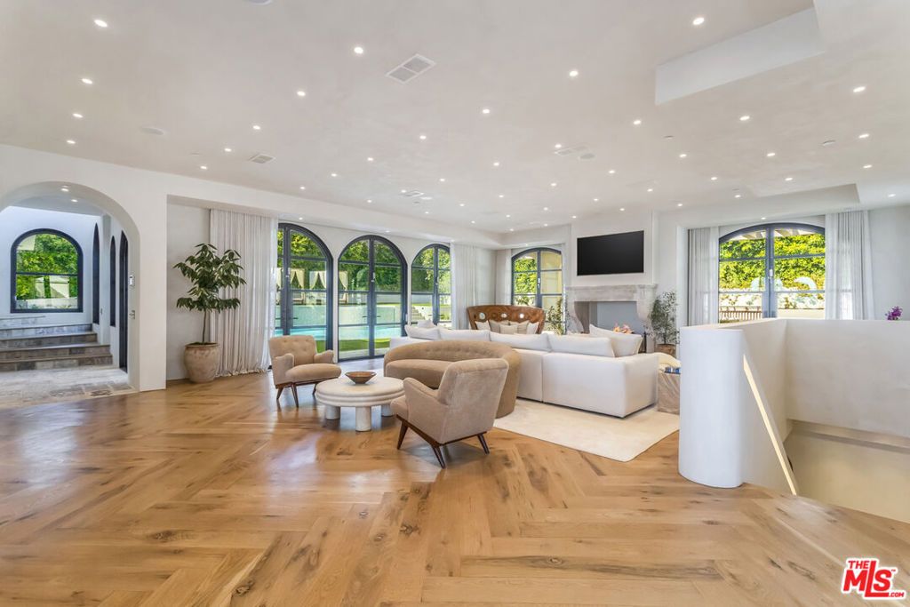 Image 9 of property listing at 30125 Harvester Road, Malibu, CA 90265