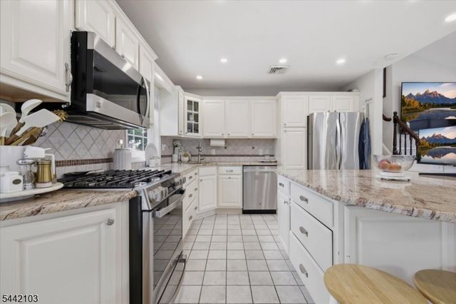 18 Stern Place, Woodbridge Twp., NJ 08863