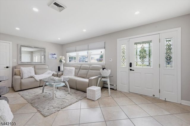 18 Stern Place, Woodbridge Twp., NJ 08863