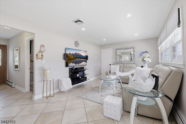 18 Stern Place, Woodbridge Twp., NJ 08863
