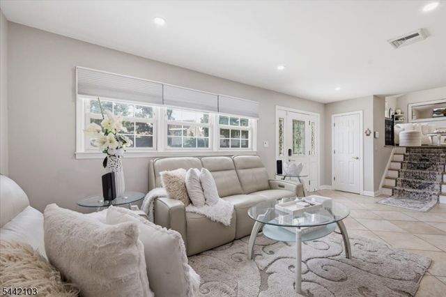 18 Stern Place, Woodbridge Twp., NJ 08863