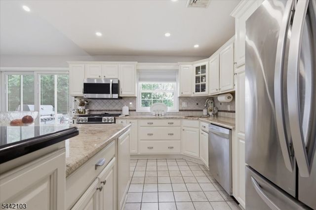 18 Stern Place, Woodbridge Twp., NJ 08863