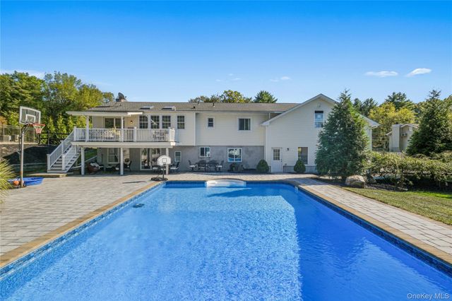 7 Anna D Court, Hopewell Junction, NY 12533