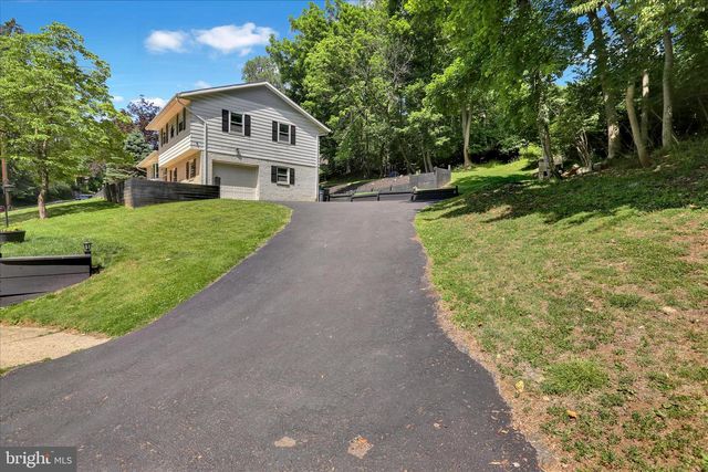 1907 HOLLY RD, Reading, PA 19602