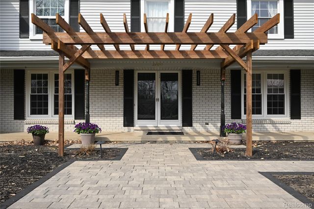 5100 Kings Gate Way, Bloomfield Charter Township, MI 48302