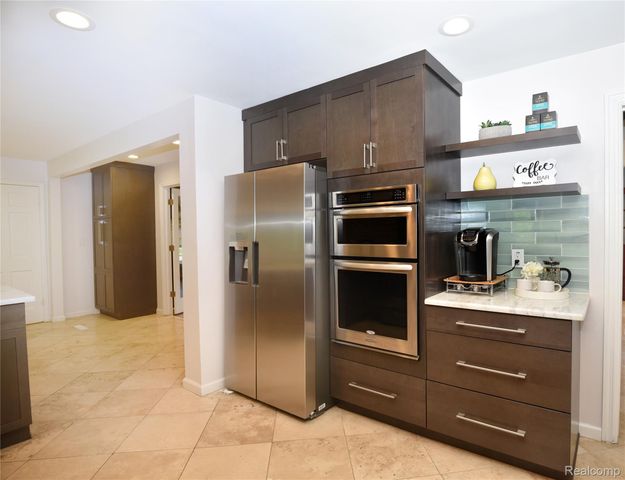 5100 Kings Gate Way, Bloomfield Charter Township, MI 48302