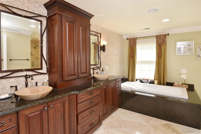 5100 Kings Gate Way, Bloomfield Charter Township, MI 48302