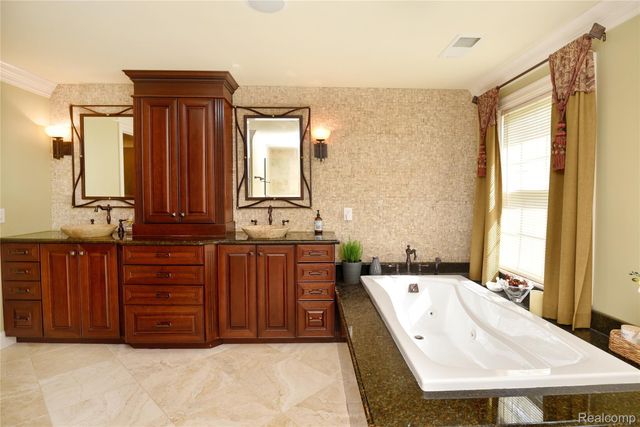 5100 Kings Gate Way, Bloomfield Charter Township, MI 48302