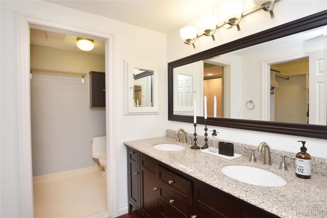 5100 Kings Gate Way, Bloomfield Charter Township, MI 48302