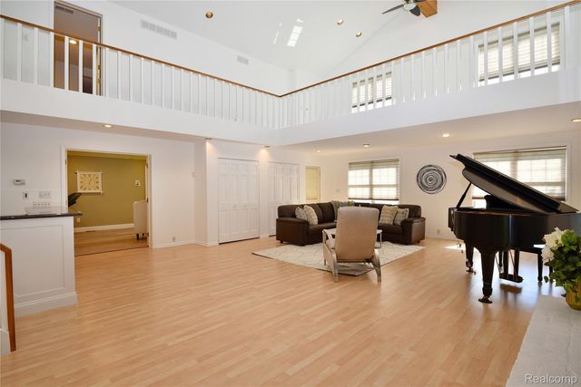 5100 Kings Gate Way, Bloomfield Charter Township, MI 48302