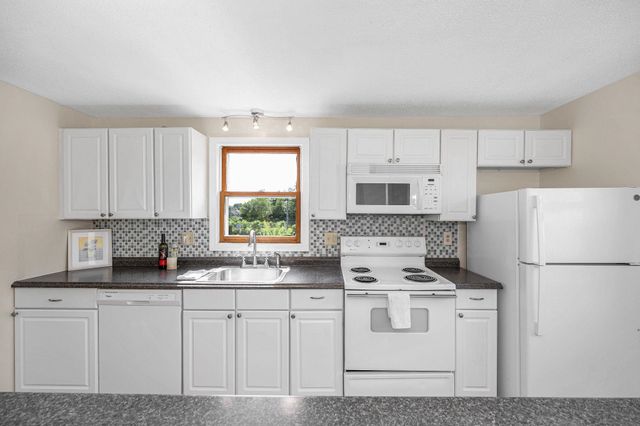 614 Elmwood Drive, Hudson, NH 03051