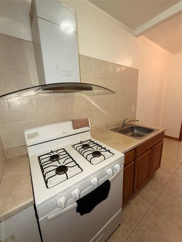 61-41 Saunders St B27, Rego Park, NY 11374