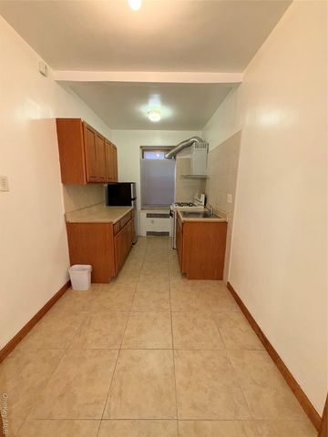61-41 Saunders St B27, Rego Park, NY 11374