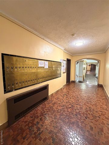 61-41 Saunders St B27, Rego Park, NY 11374