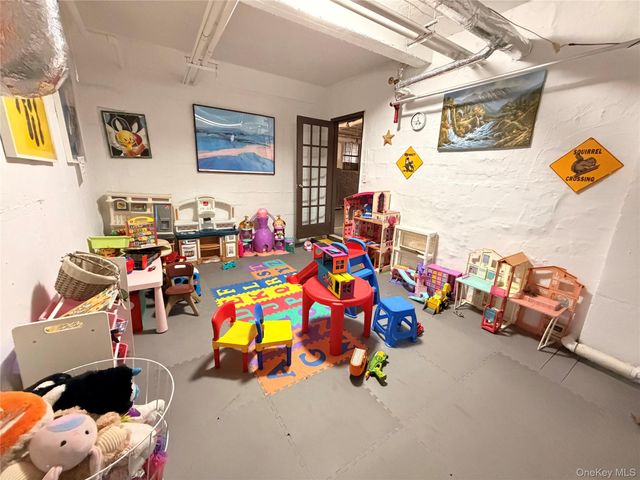 61-41 Saunders St B27, Rego Park, NY 11374