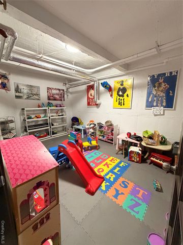 61-41 Saunders St B27, Rego Park, NY 11374