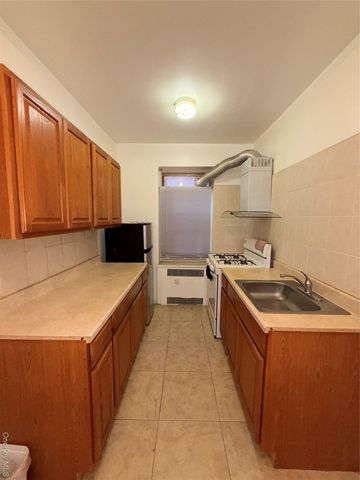 61-41 Saunders St B27, Rego Park, NY 11374