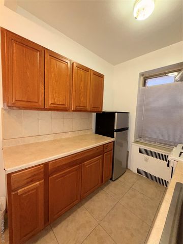 61-41 Saunders St B27, Rego Park, NY 11374
