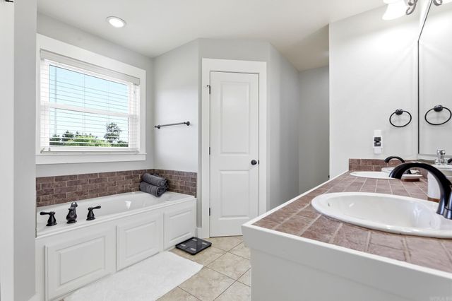 8 Regents Park, Bryant, AR 72022