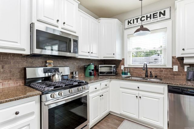8 Regents Park, Bryant, AR 72022