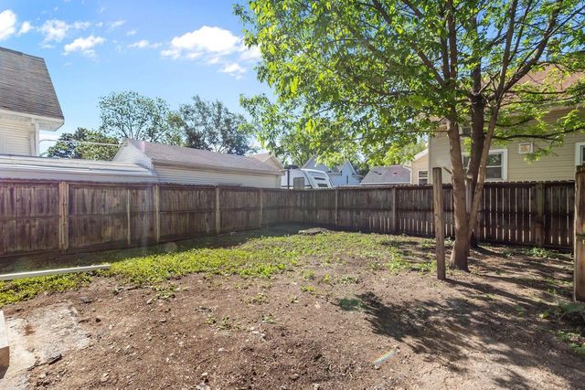 523 W BENT AVENUE, Oshkosh, WI 54901