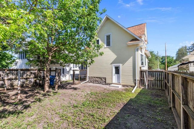 523 W BENT AVENUE, Oshkosh, WI 54901