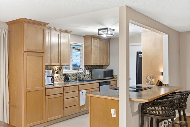 2569 Airline Way, Oak Harbor, WA 98277