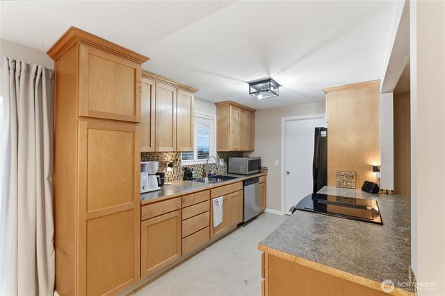 2569 Airline Way, Oak Harbor, WA 98277