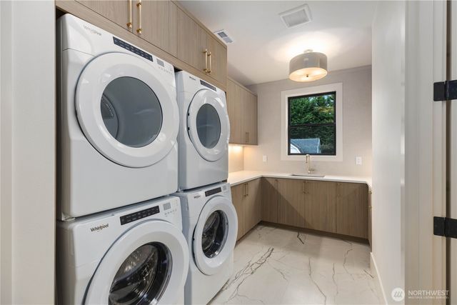 2202 102nd Place SE, Bellevue, WA 98004