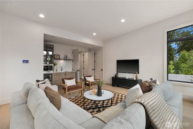 2202 102nd Place SE, Bellevue, WA 98004
