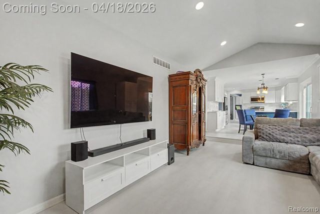 523 Dorchester Way, Milford, MI 48381