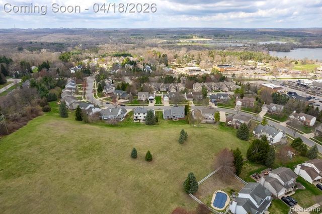 523 Dorchester Way, Milford, MI 48381