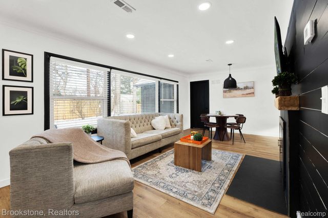 16046 W 13 Mile Road, Beverly Hills Village, MI 48025