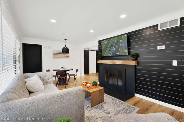 16046 W 13 Mile Road, Beverly Hills Village, MI 48025