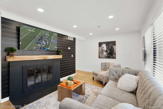 16046 W 13 Mile Road, Beverly Hills Village, MI 48025