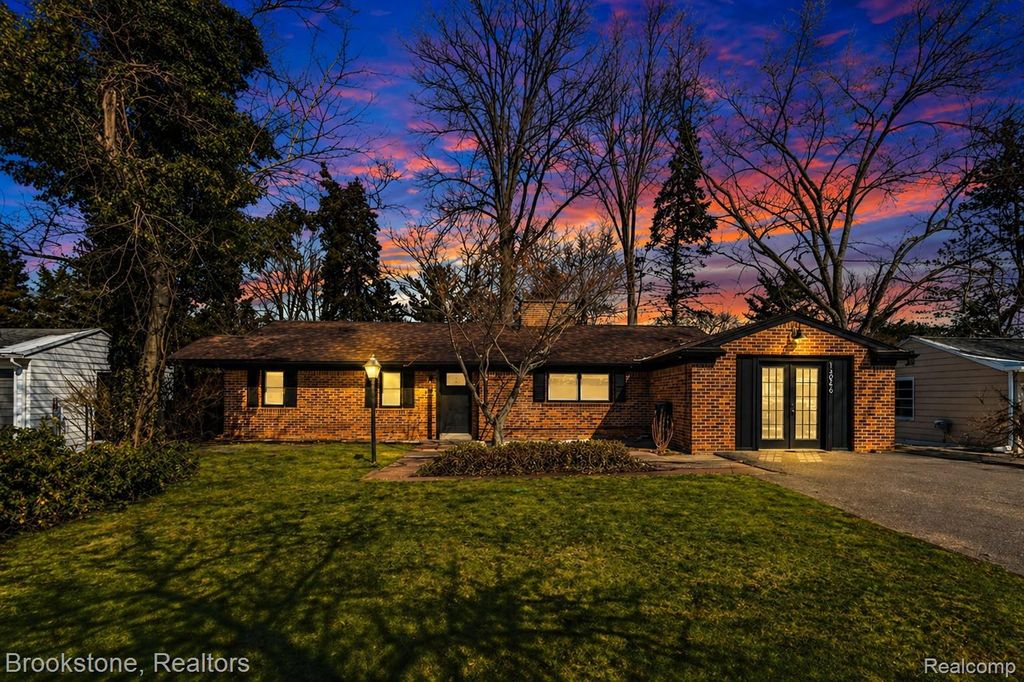 16046 W 13 Mile Road, Beverly Hills Village, MI 48025